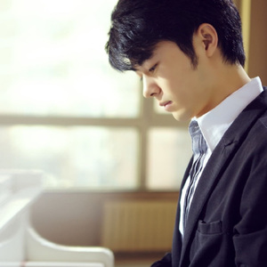 一个吃奶两个添麻逼
